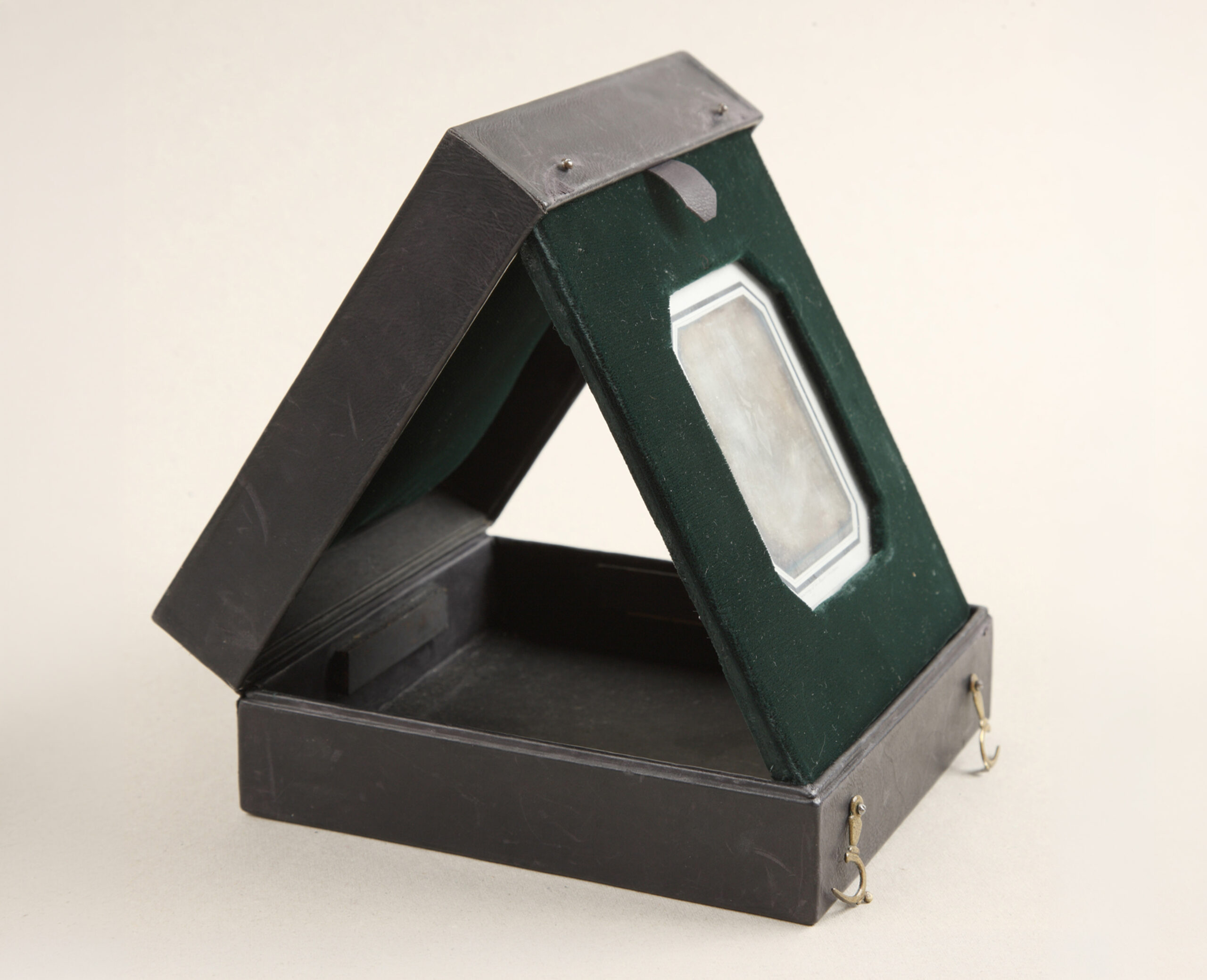 Photograph by Benno Aavasalu of a daguerreotype by Carl Neupert mounted on a box