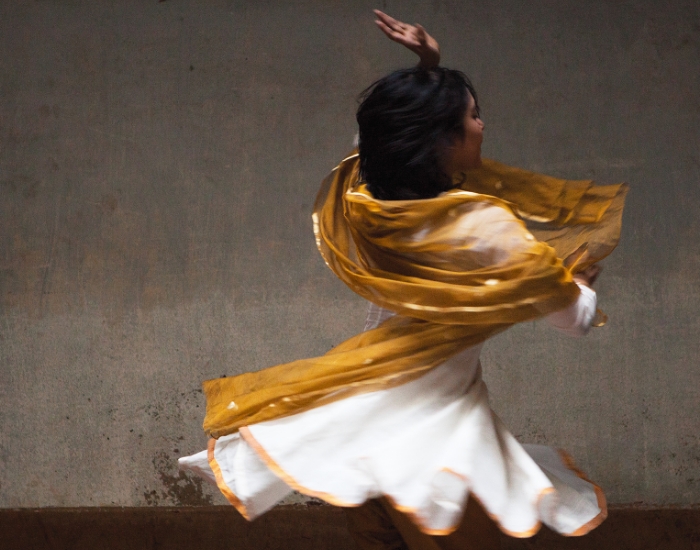 Dancing Bodies, Moving Touch: Textiles, Materiality and Touch in Indian Dance