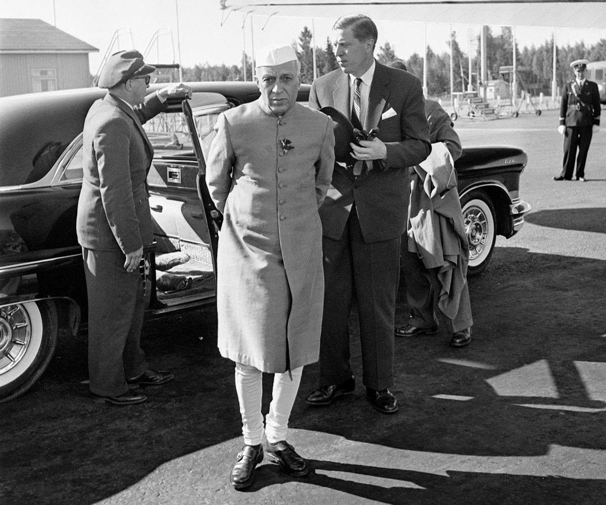 Black and white photograph of Jawaharlal Nehru and Finnish Foreign Minister Johannes Virolainen, by UA Saarinen