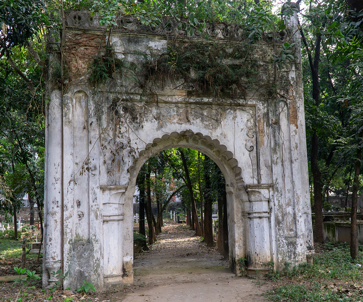 Photograph of an Islamic-style gateway with scalloped arch inside the Dhaka Christian Cemetery