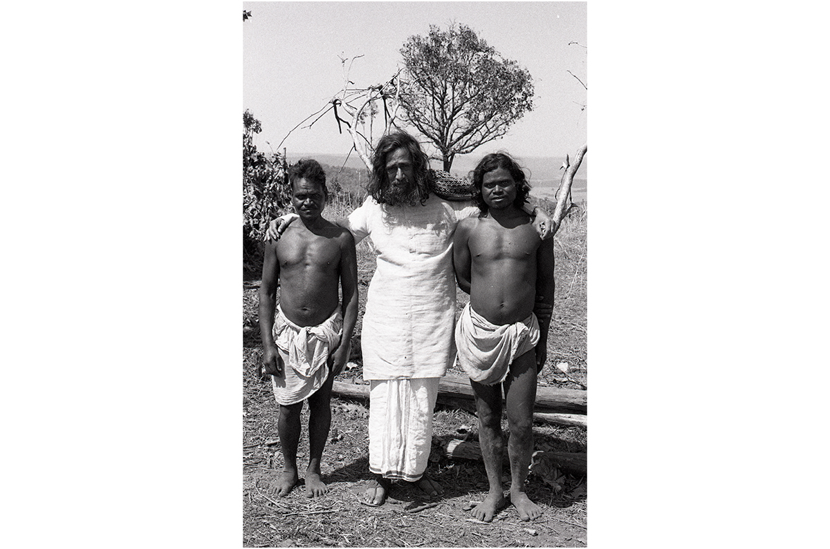 Photograph by Jyoti Bhatt of Jagdish Swaminathan standing between two Korwa men, all looking at camera