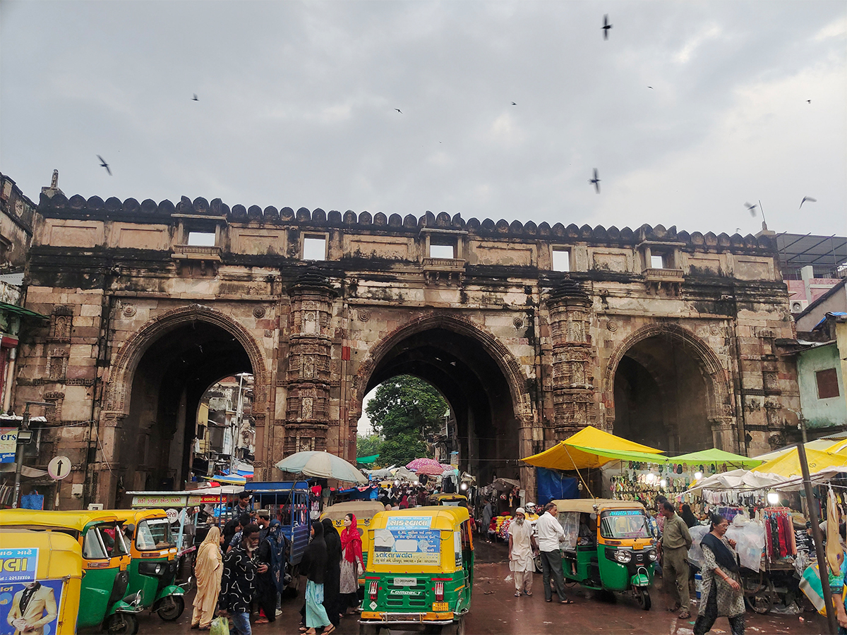 Photograph of the Teen Darwaza gateway in Ahmedabad, Gujarat
