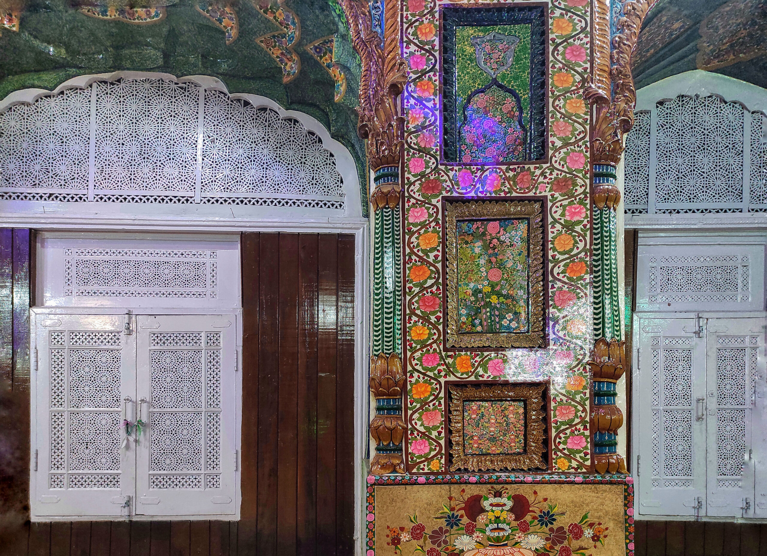 Photograph of a wall adorned with Pinjrakari style windows and papier-mâché at the Shrine of Hazrat Makhdoom Sahib