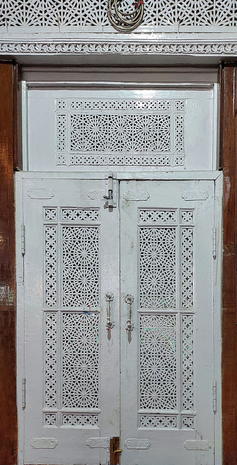 Photograph of a pinjrakari window at the Ziyarat Naqshband Sahab