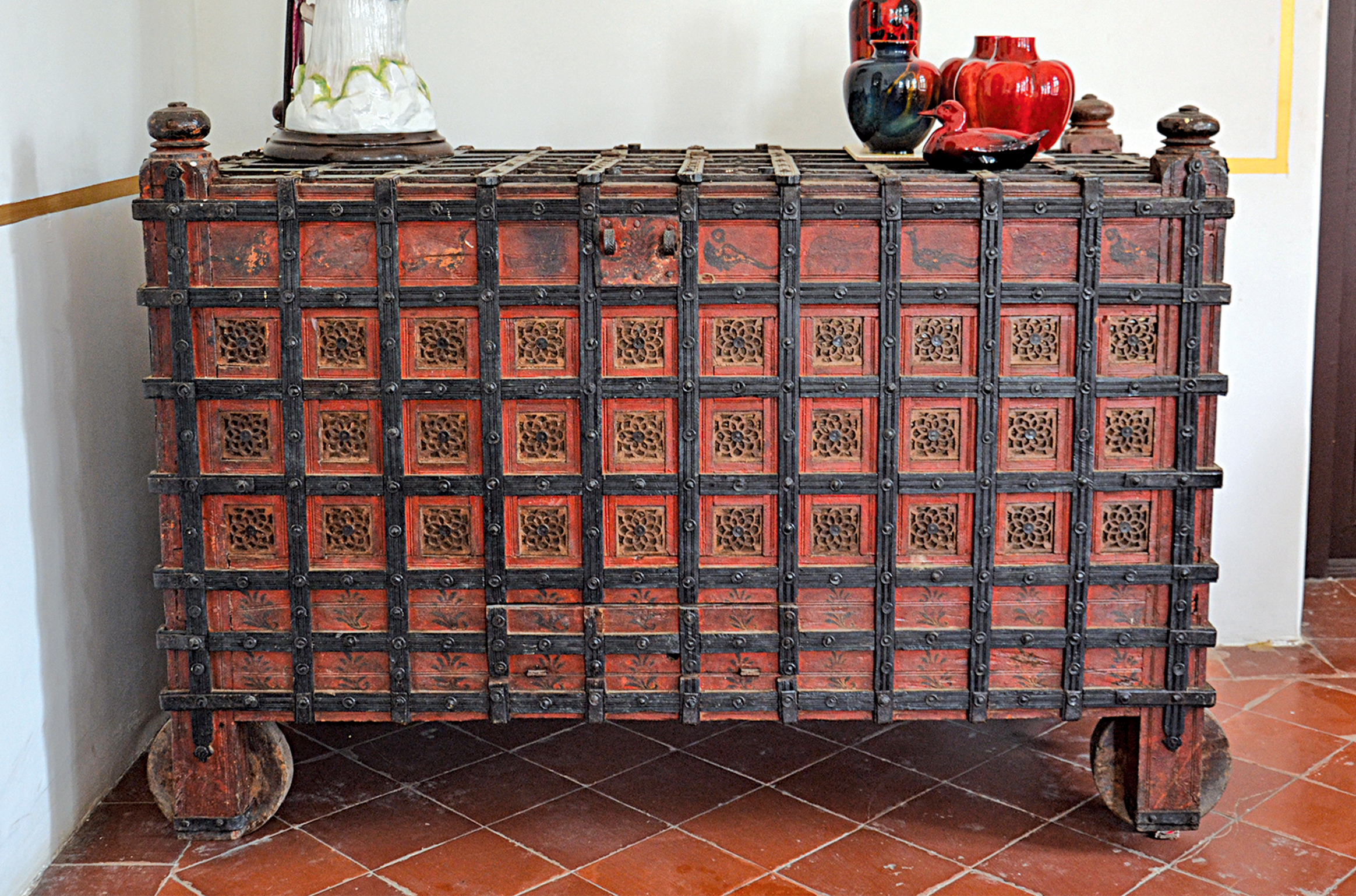 Photograph of a kothla majus at the Devgadh Baria palace