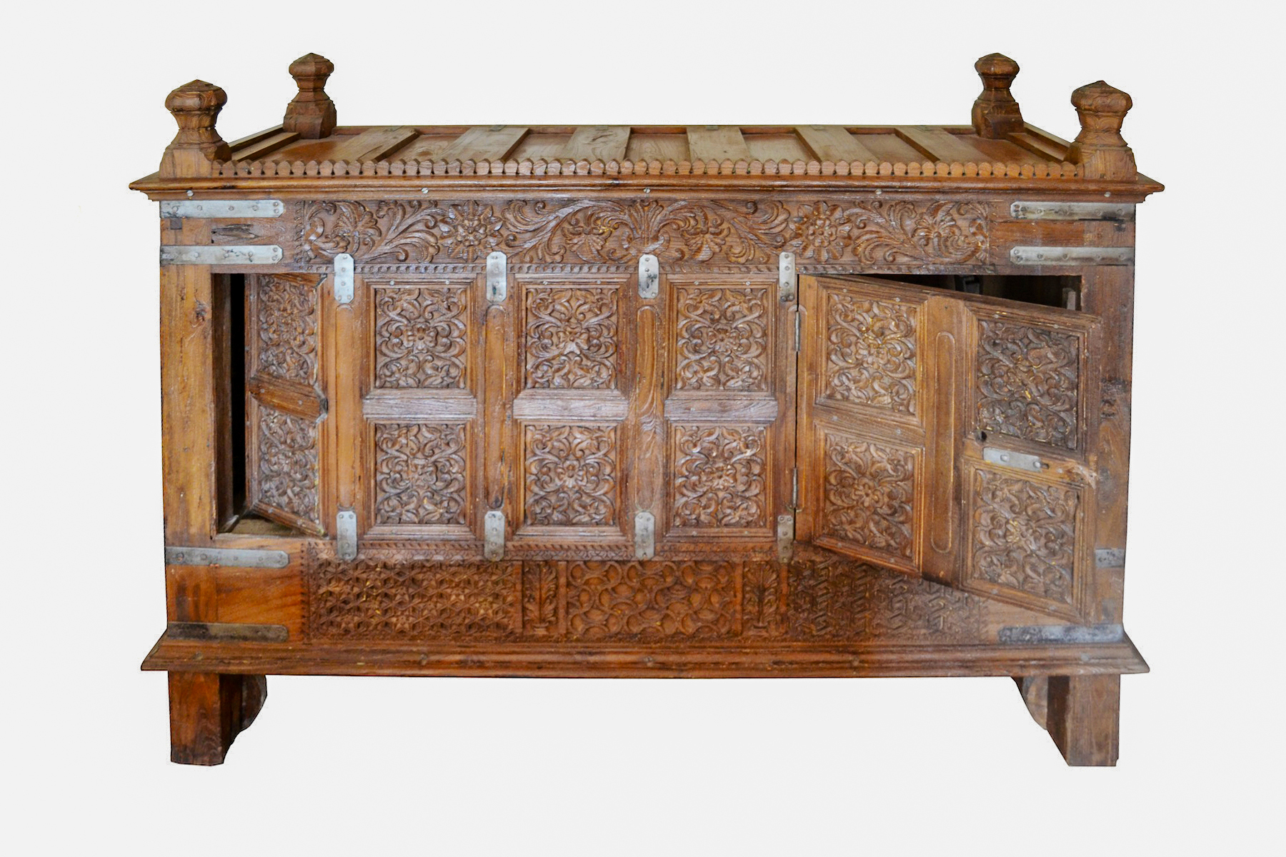 Photograph of a majju with sixteen secret compartments