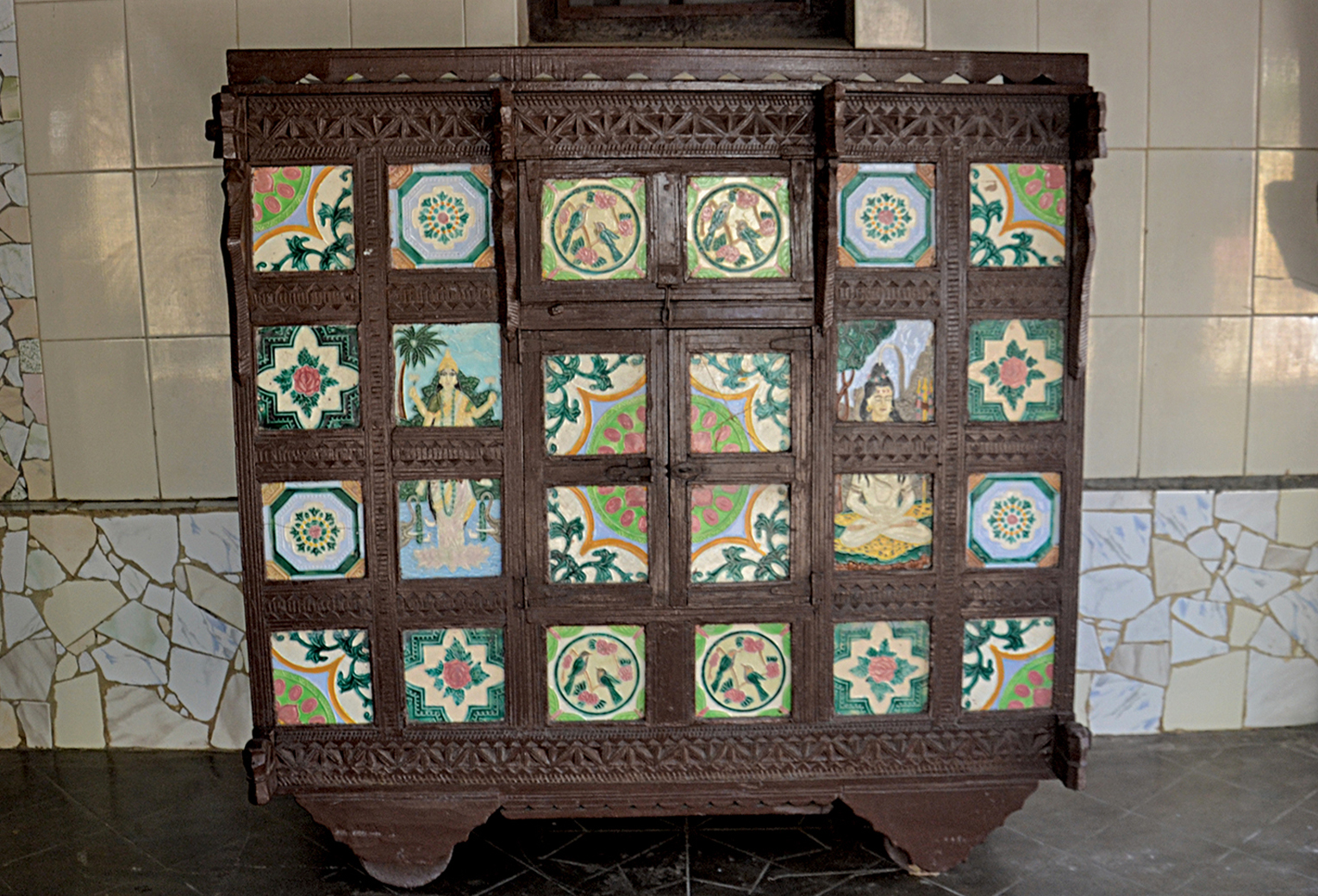 Photograph of a majju decorated with tiles, including images of Parvati and Shiva