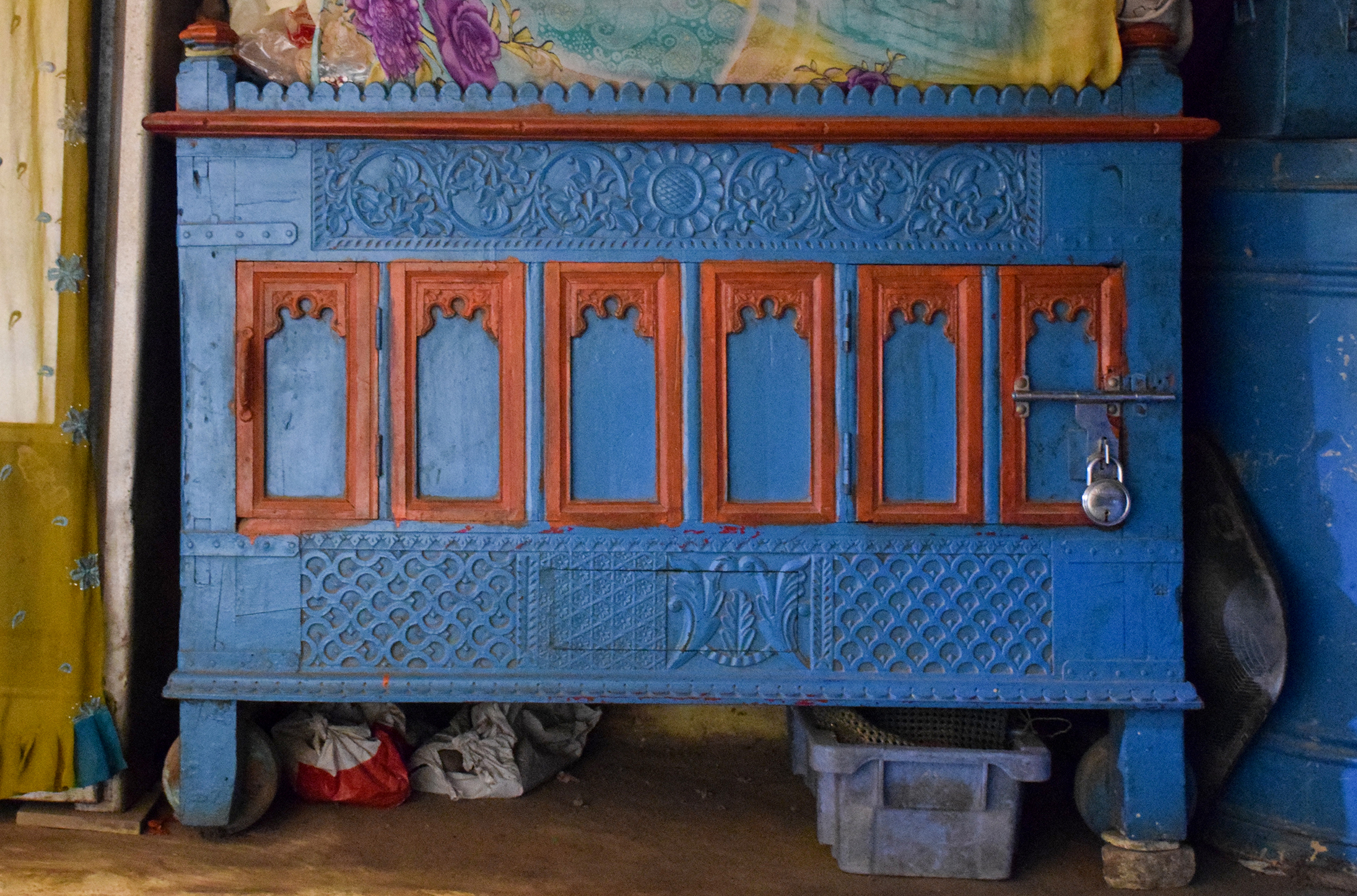 Photograph of a wheeled majju painted in blue and red