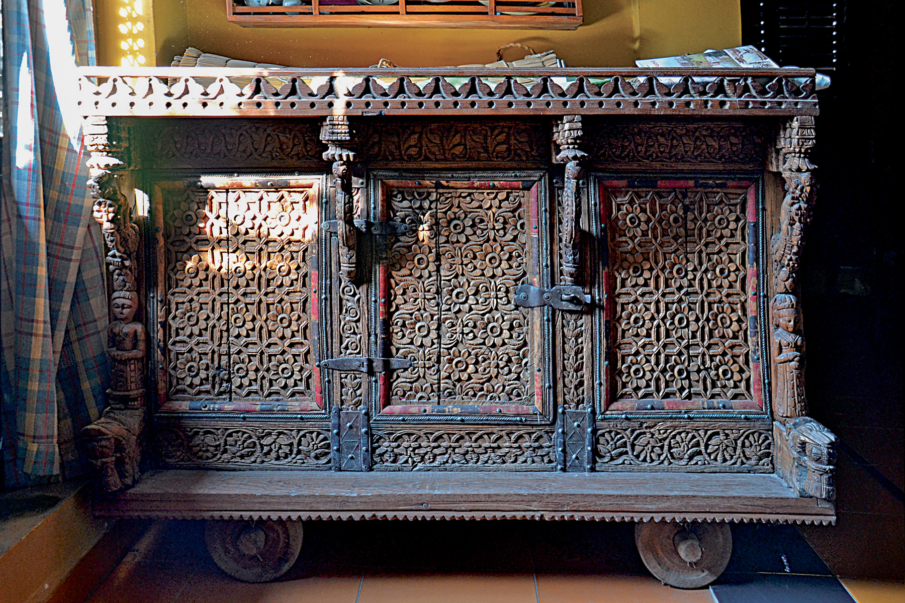Photograph of a majus on wheels in a home