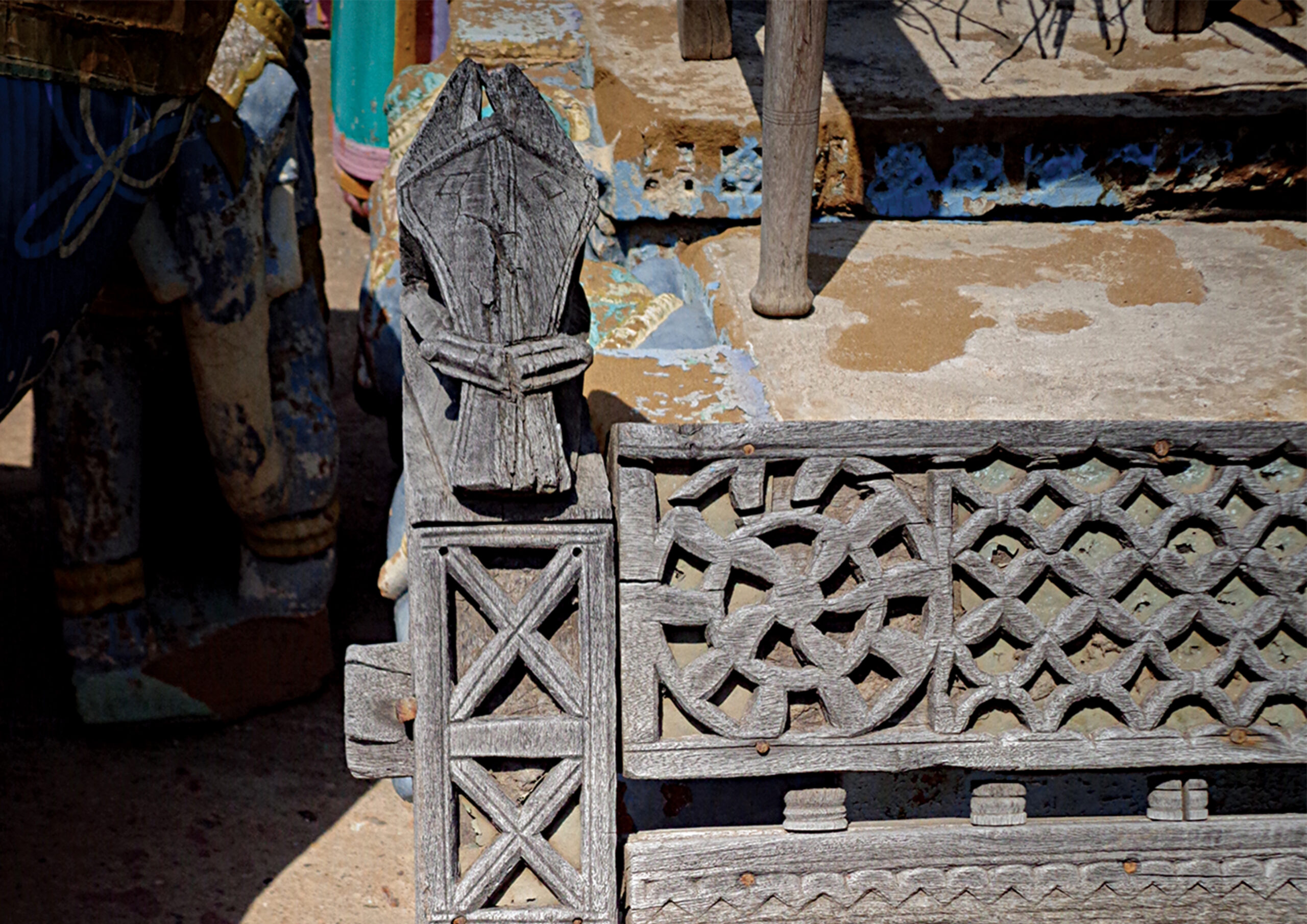 Photograph of a carved horse head on a manjush