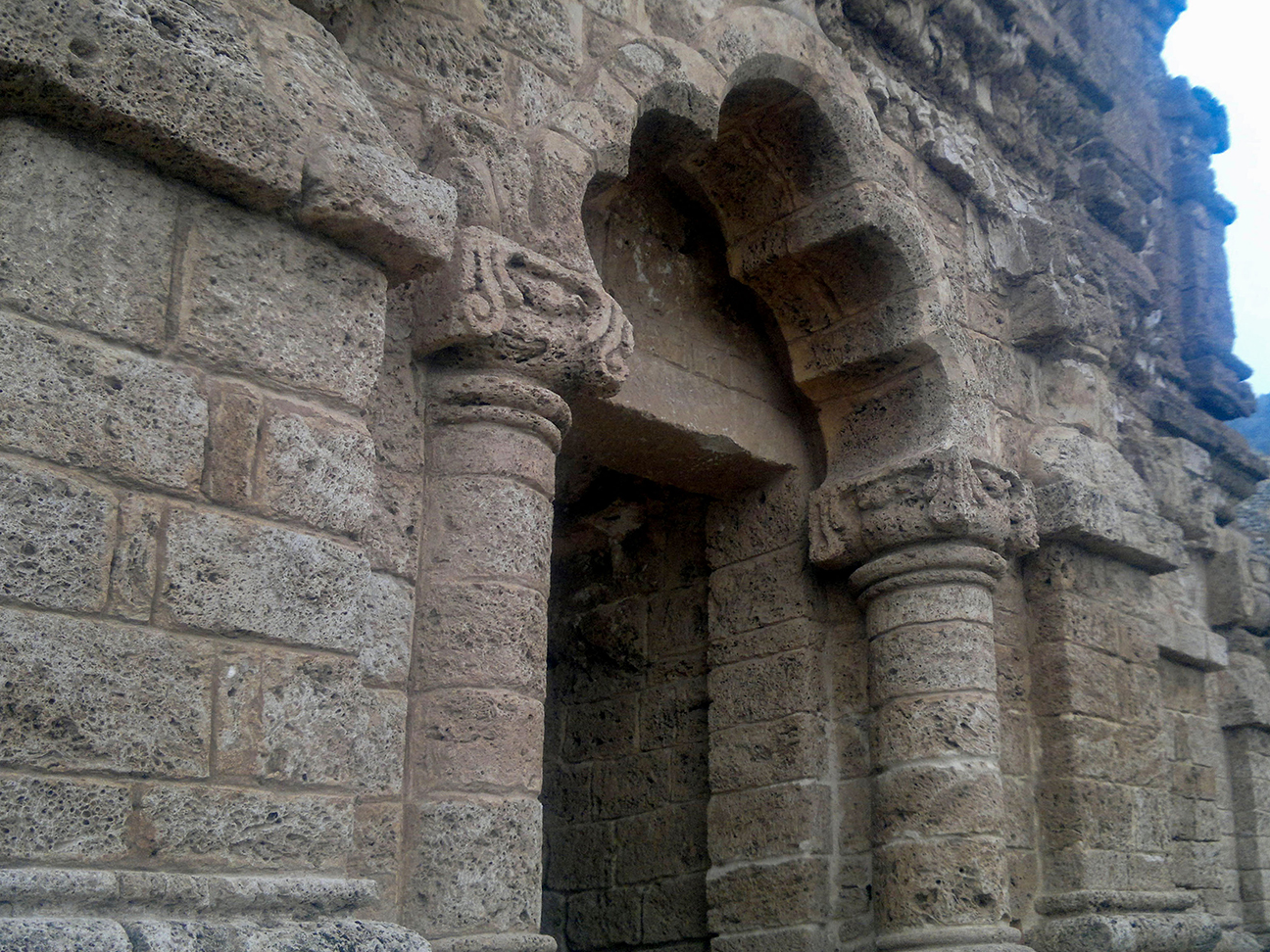 Photograph showing the cusped arched entrance to the smaller Amb Temple in Khushab, Pakistan