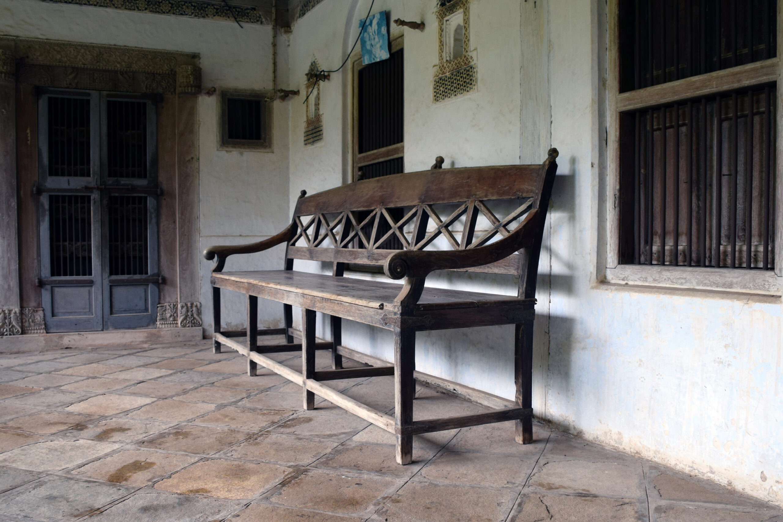 Photograph of a large bench with backrest and armrests called a bankdo in the veranda of a Parsi home at Saronda in Valsad, Gujarat