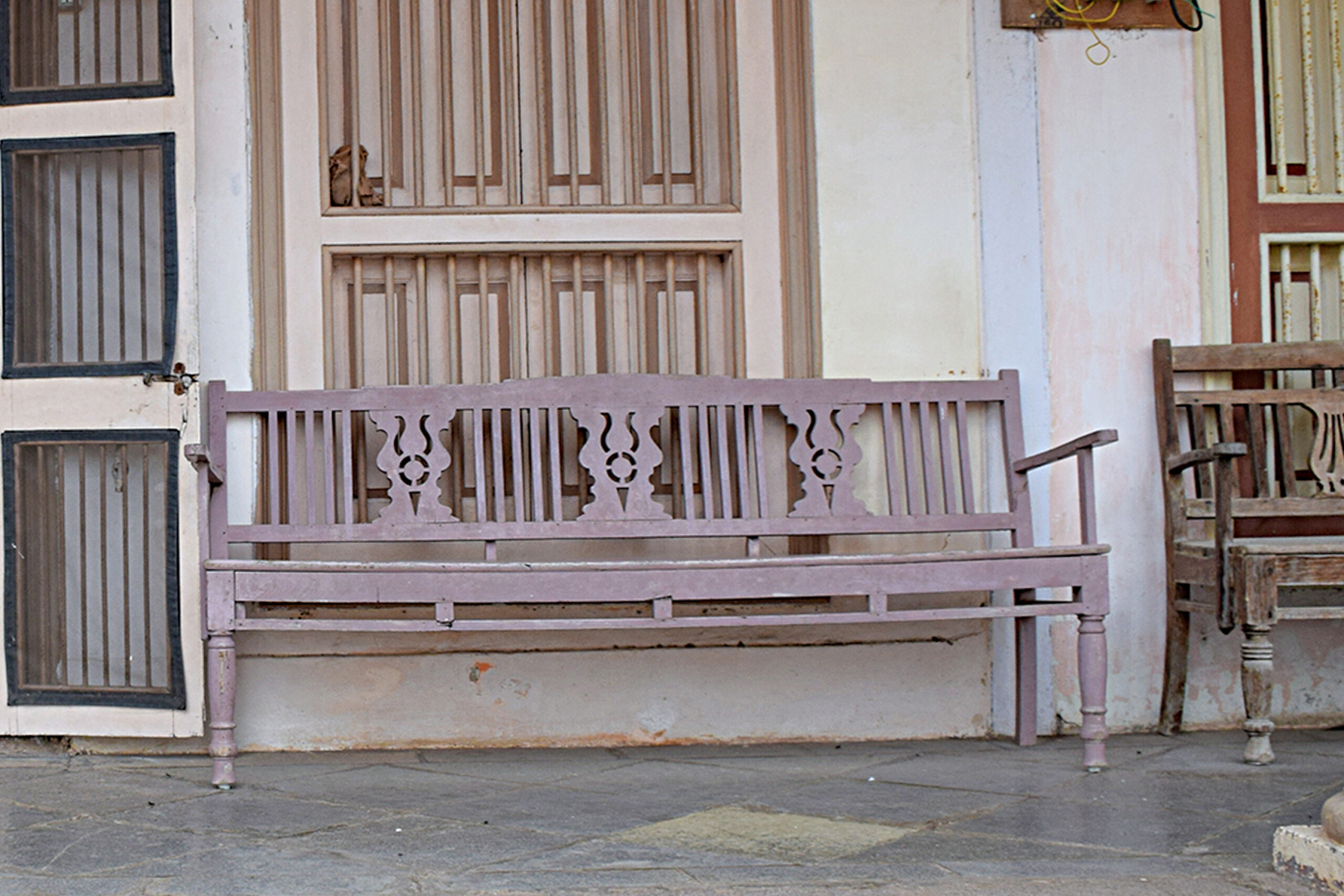 Photograph of a large bench with backrest and armrests called a bankdo outside a house in Hanuman Bagd in Valsad, Gujarat