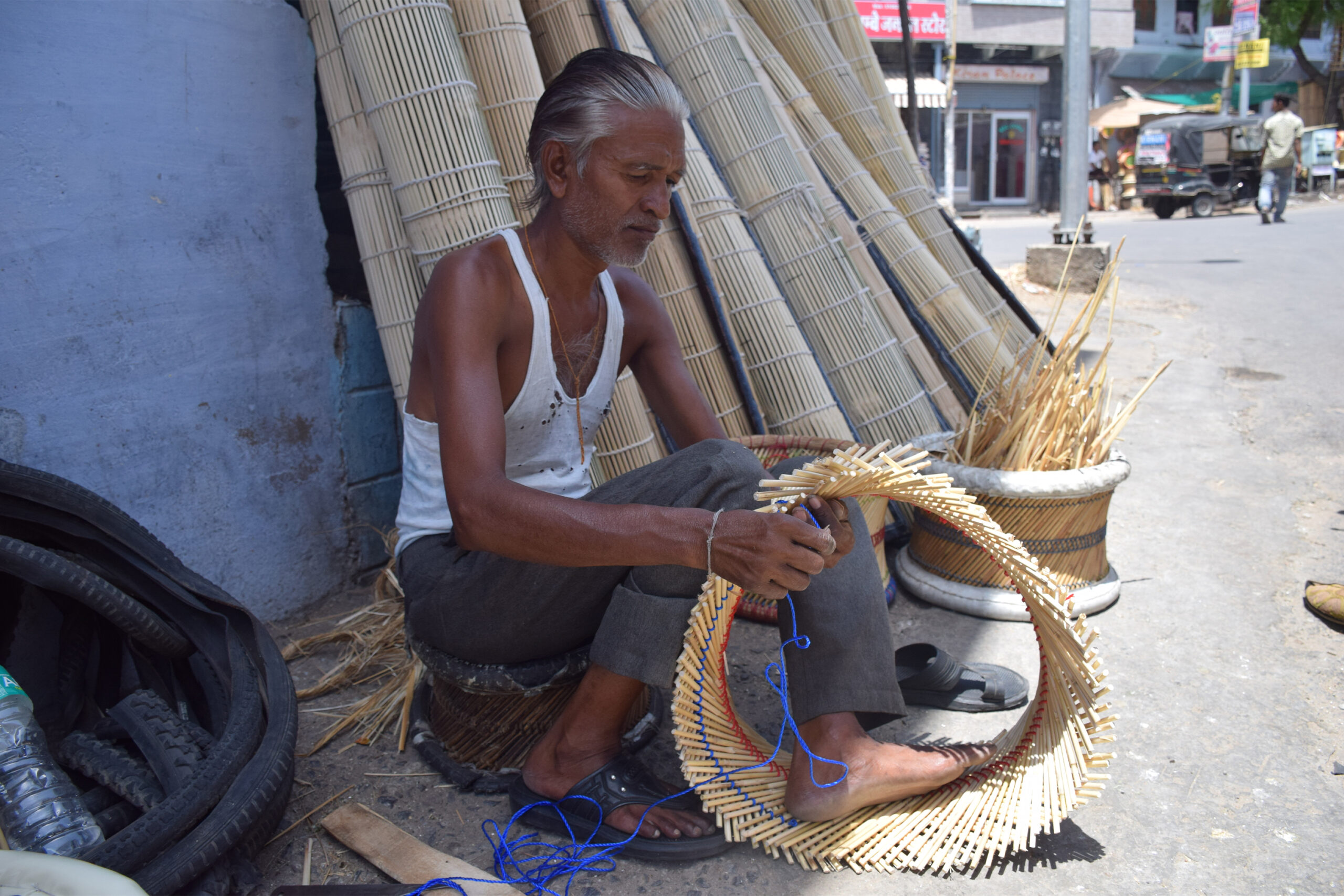 Photograph of a craftsperson making a mudha in the Ganj area of Ajmer