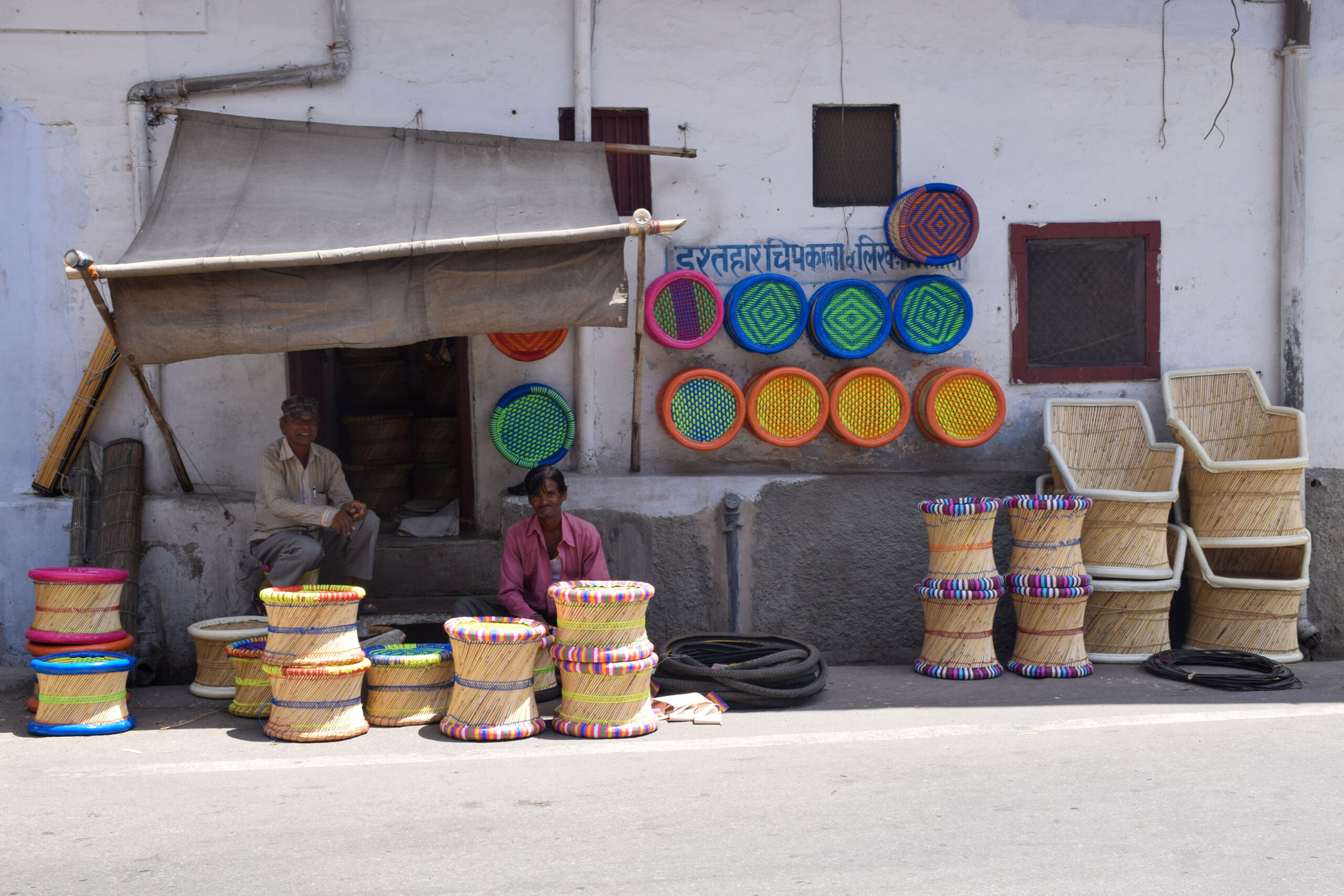 Photograph of a shopfront in Ajmer selling different types of mudhas and mudhis