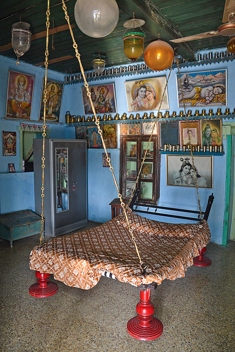Photograph of a swing bed known as dhorni from Ghoba in Gujarat