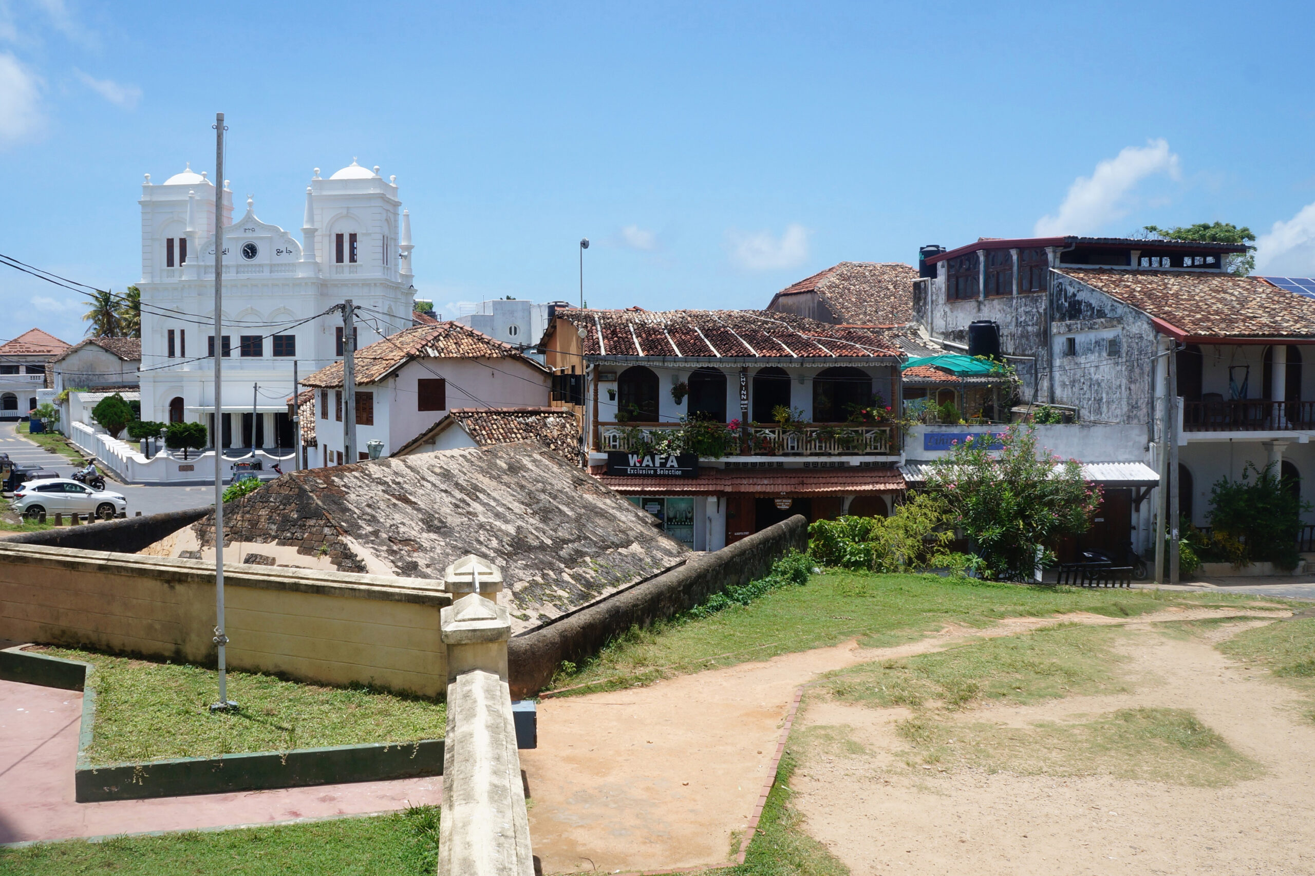 Photograph of the Meeran Mosque and houses in Galle