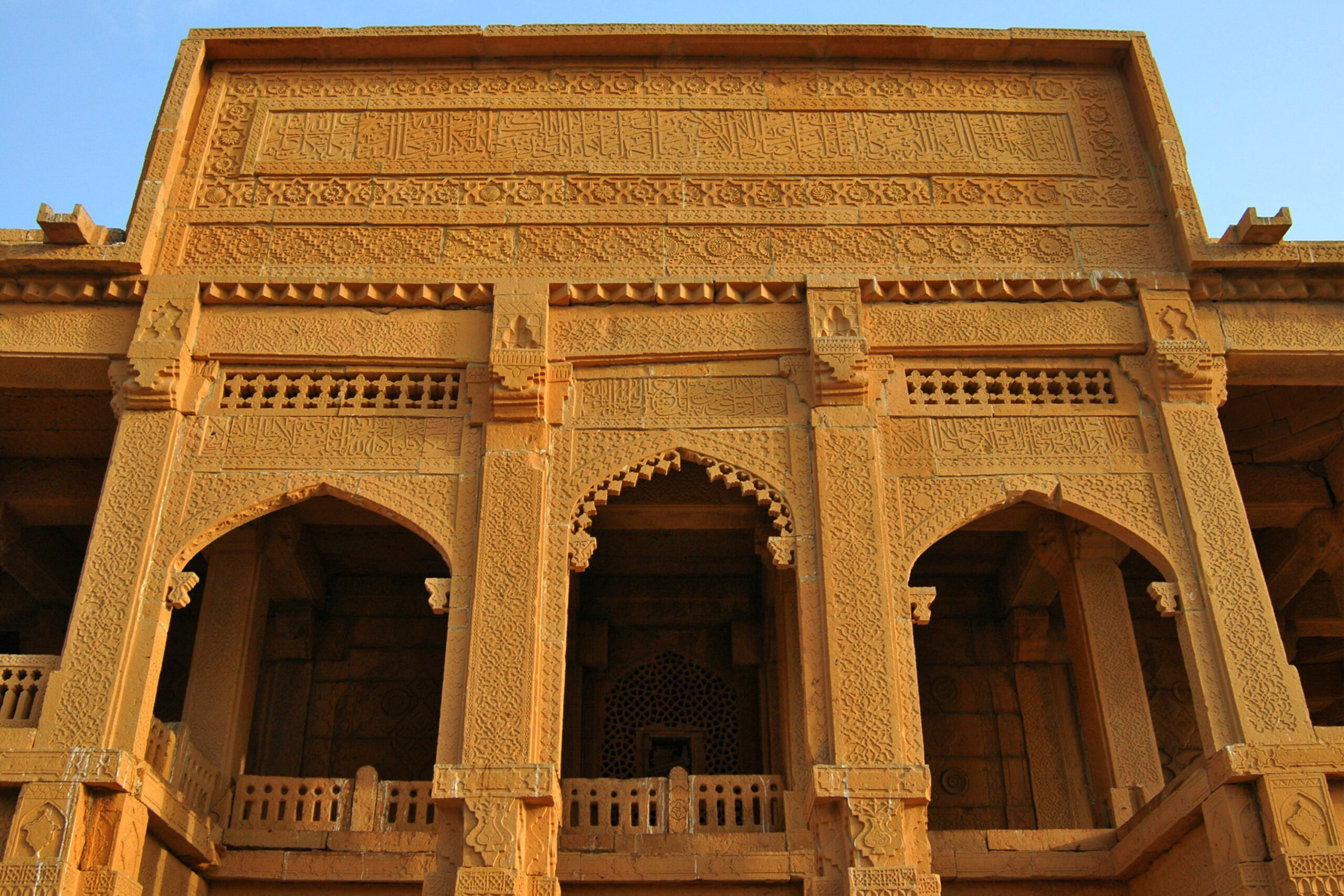 Photograph of the Quranic verses and other calligraphy on the front facade of the tomb of Isa Khan Tarkhan II at Makli Necropolis