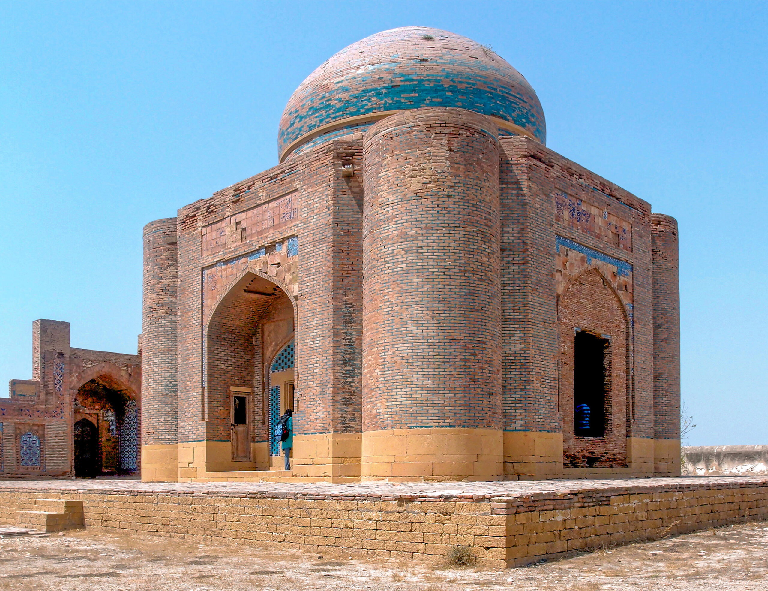 Photograph of the tomb of Diwan Shurfa Khan at Makli Necropolis
