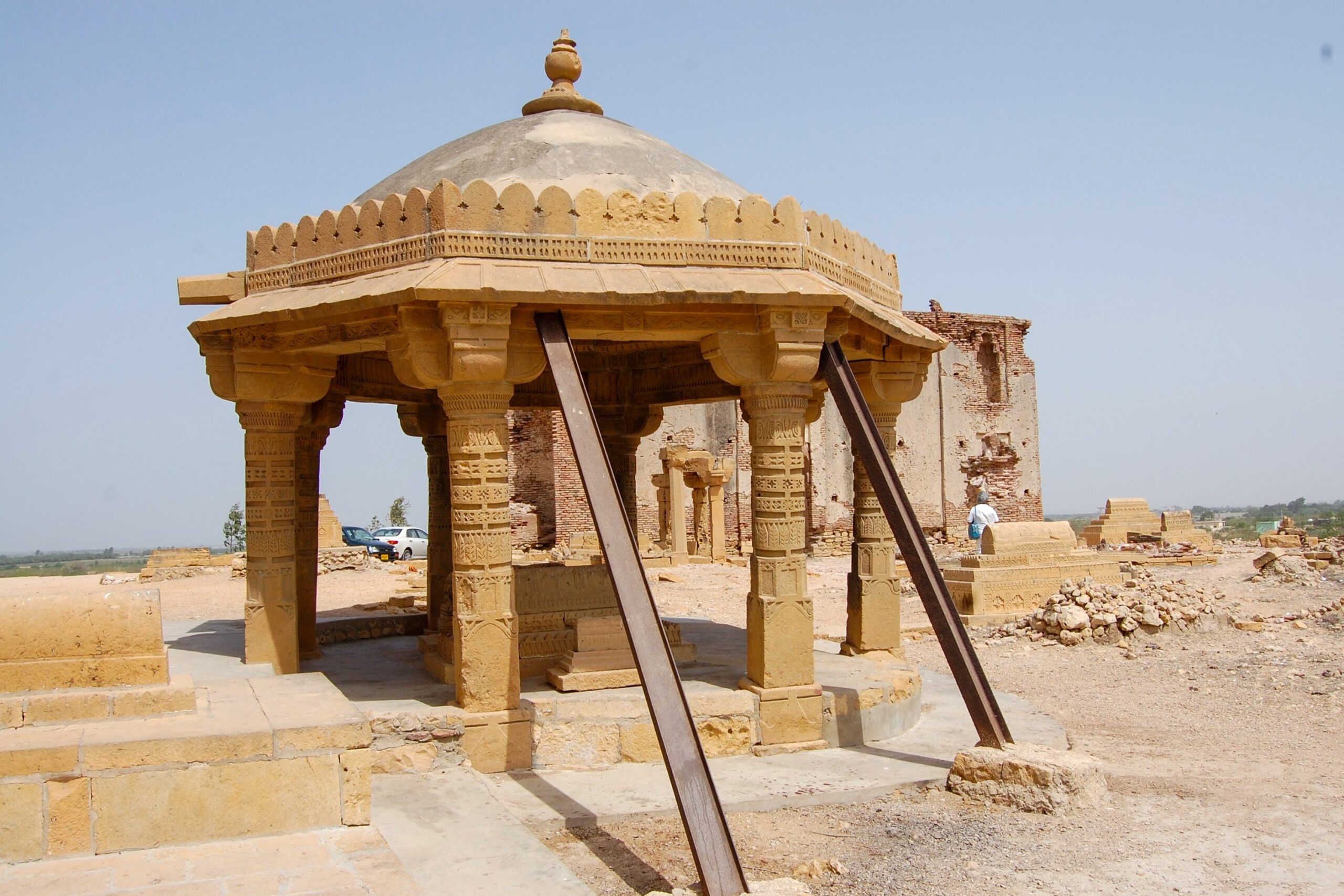Photograph of the tomb of Jam Tamachi at Makli Necropolis, with the chhatri of the tomb being supported by RJS girders