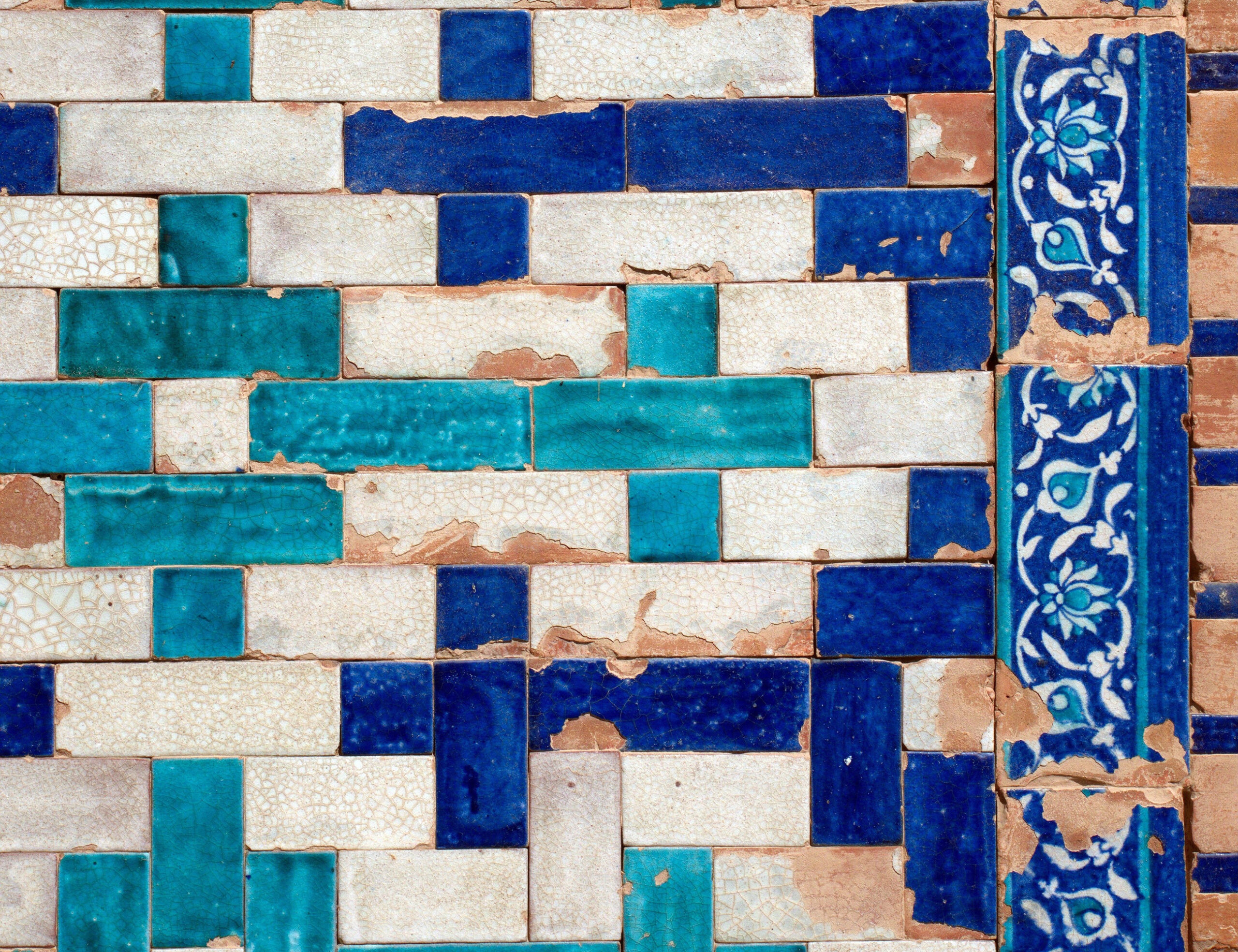 Detailed photograph of the glazed tiles on the tomb of Diwan Shurfa Khan at Makli Necropolis